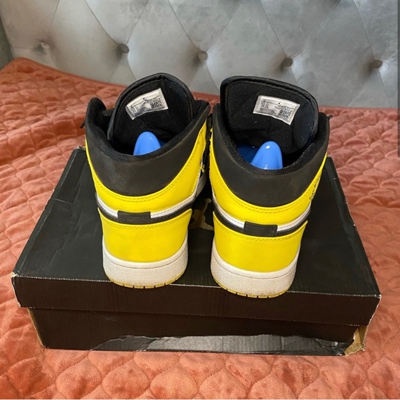 Jordan 1 Mid SE Yellow Toe 2019 - Picture 5 of 14